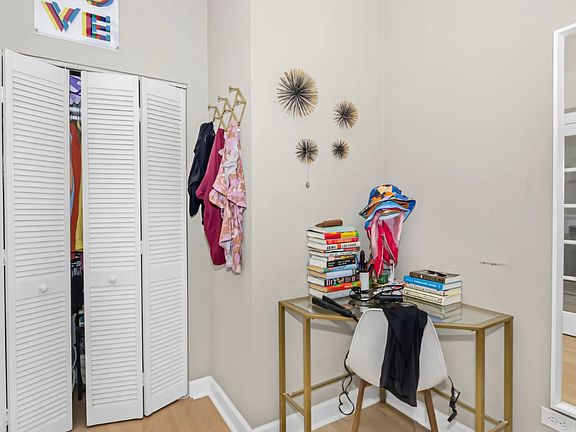 5th image of 1538 N Maplewood Ave #1