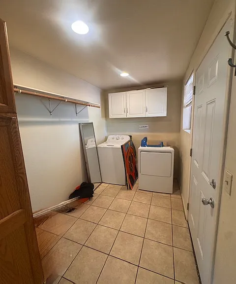 Laundry room w/ appliances-gas