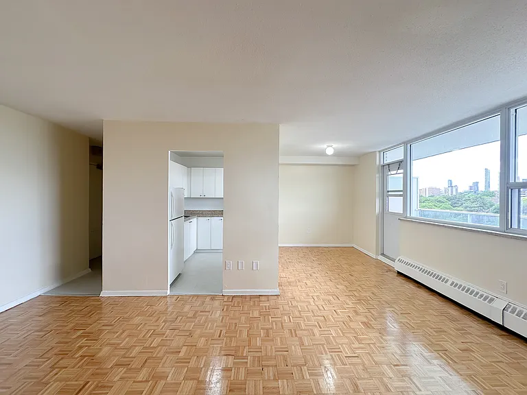 25 Paisley Blvd W — Photo 5