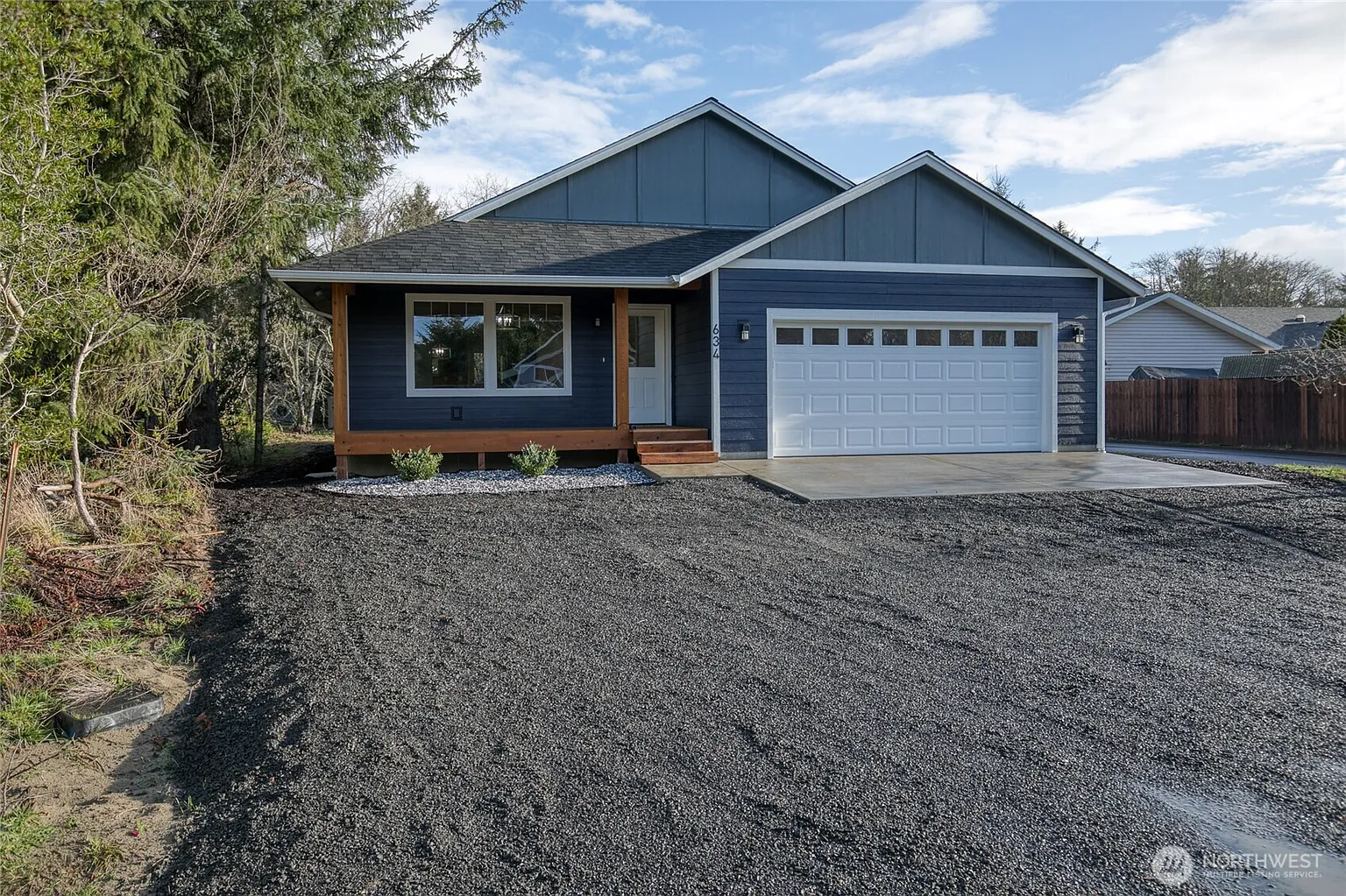 634 Island Circle SE photo 1