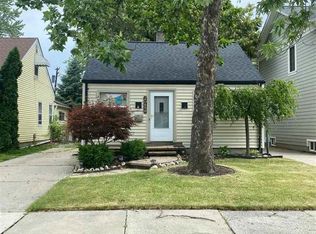 20859 Hampton Rd, Harper Woods, MI 48225