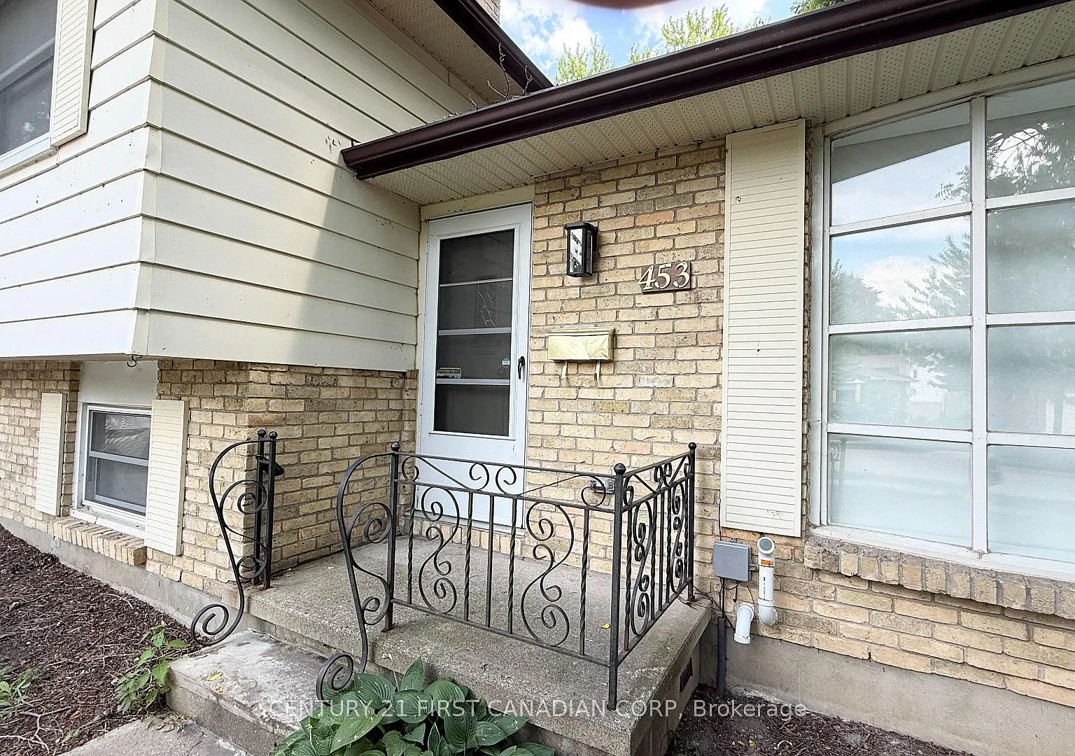 3 bed, $2,100 — Photo 2