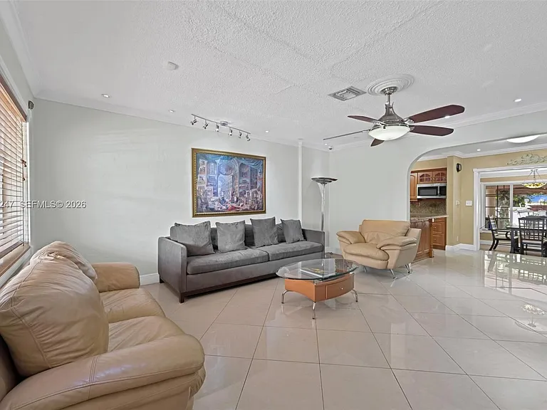 2849 Dewey St — Photo 3