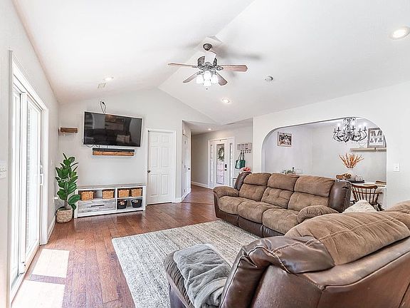 3rd image of 2814 Karmen Ln