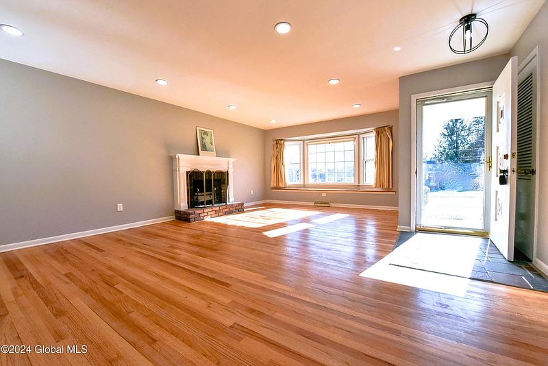 5th image of 1004 Seminole Road