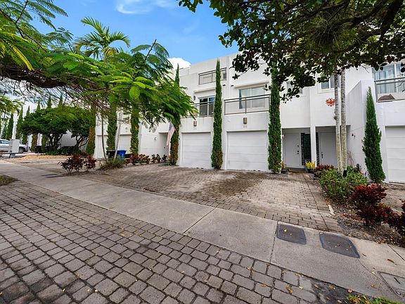 2nd image of 818 NE 19th Avenue #811