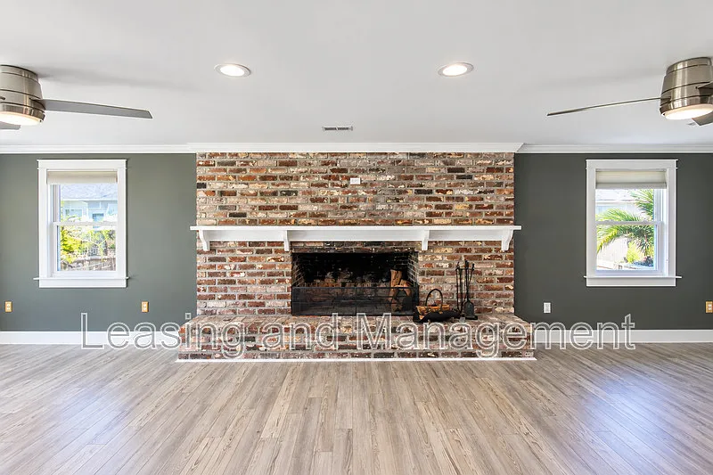 3 bed, 2.0 bath, 2065 sqft, $3,700 — Photo 4