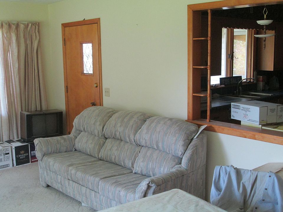 2nd image of 8 Bennett Ln