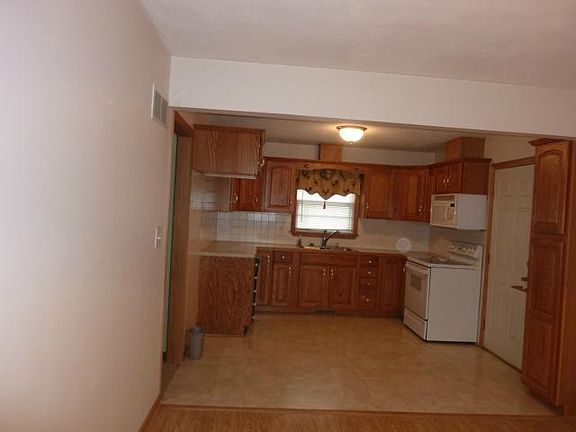 5th image of 3508 S Leslie St