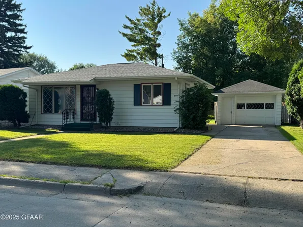 2107 7th Ave N, Grand Forks, ND 58203