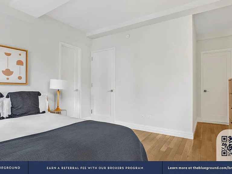 210 W 70th St #918 — Photo 19