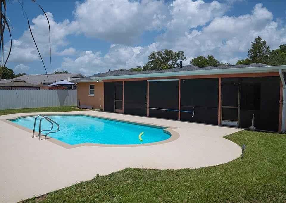 1st image of 1015 Pinegrove Dr
