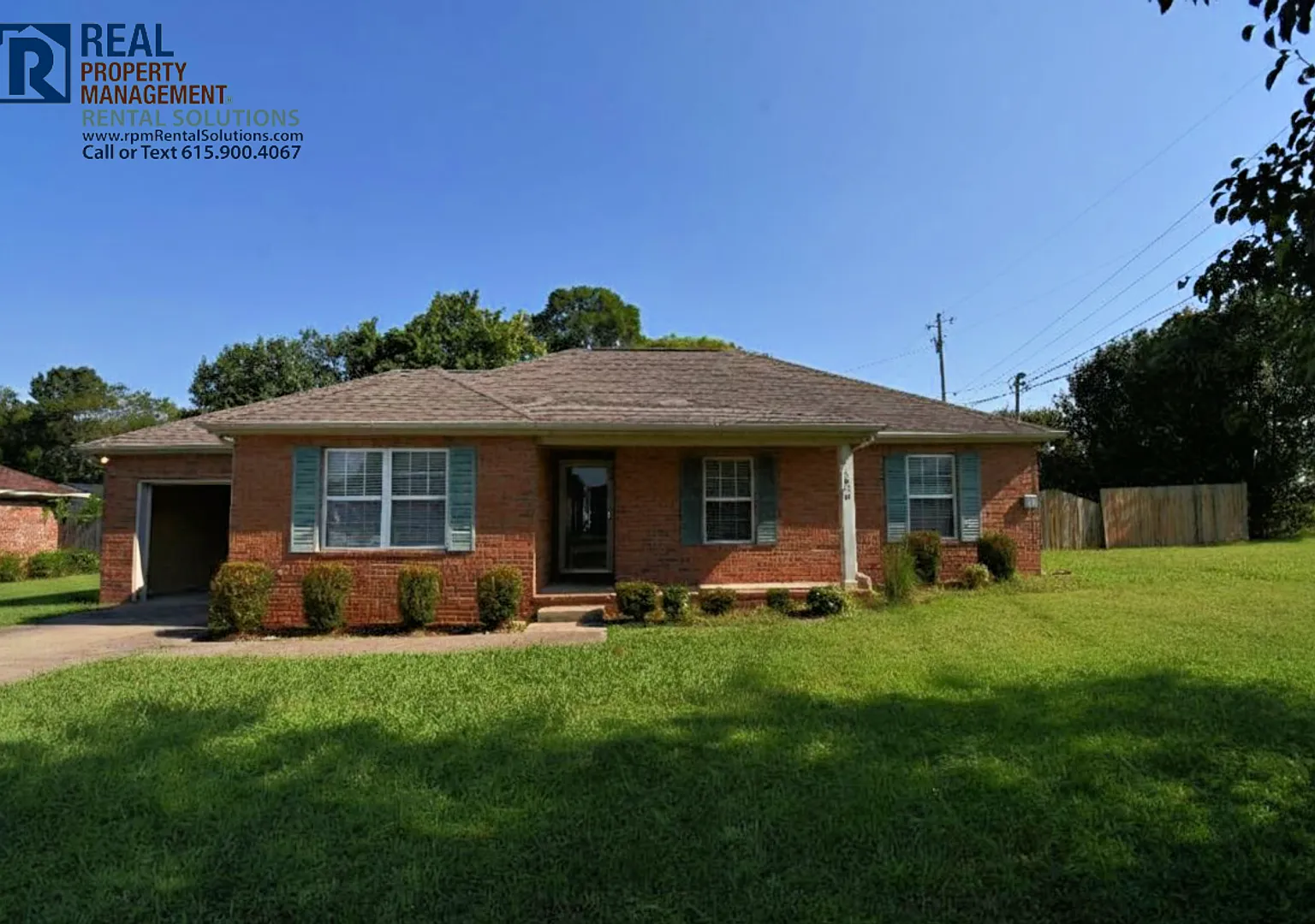 3 bedroom home in GREAT location! Fenced in backyard! — Photo 1