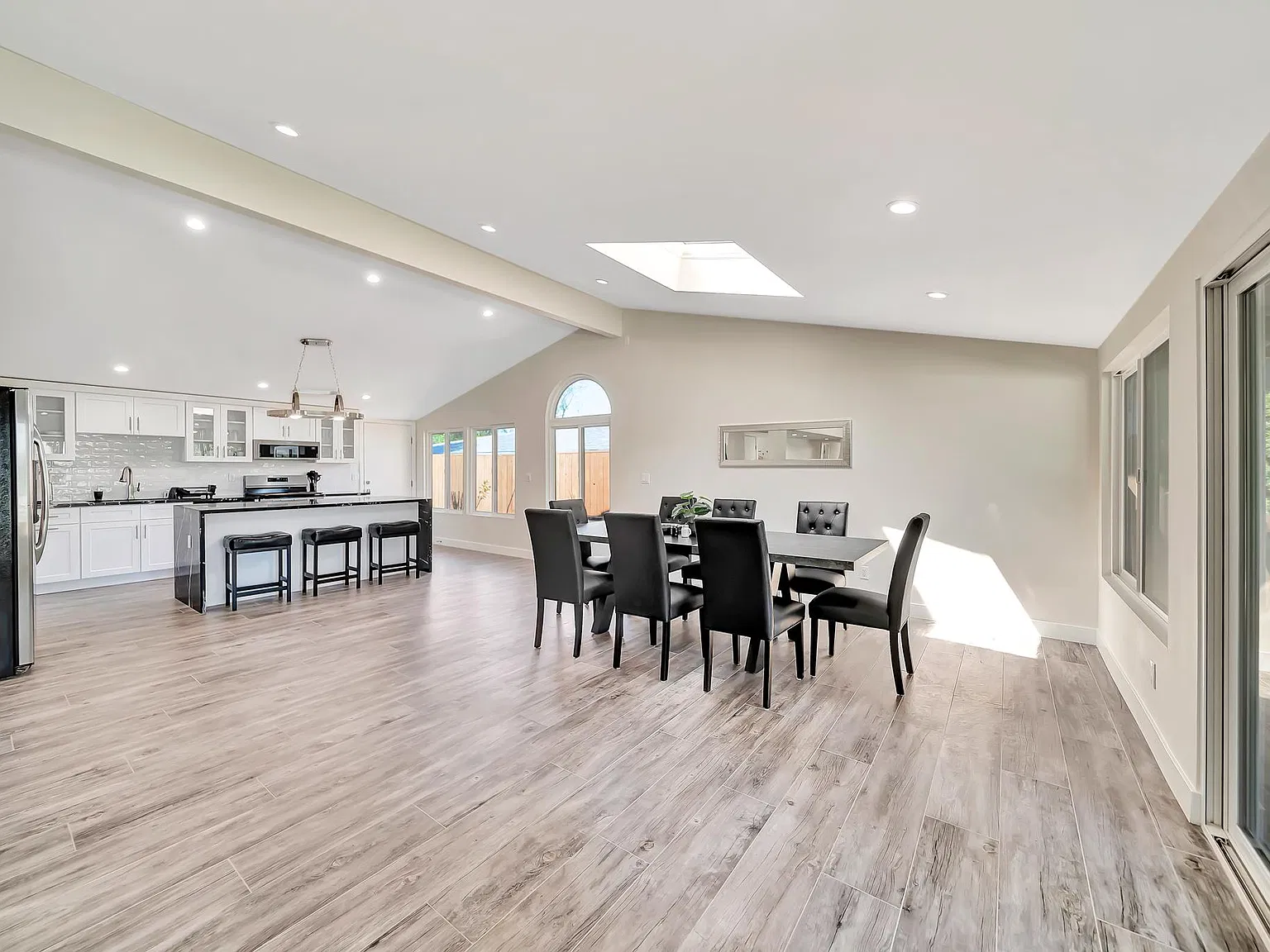 5852 McDonie Ave — Photo 4