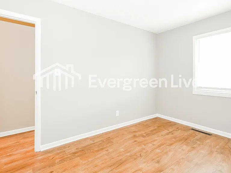 2367 Delavan Dr — Photo 10