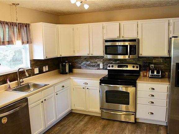 5th image of 221 Chanticleer Cir