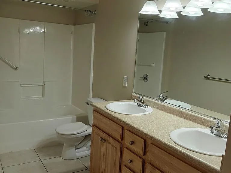 Shelly Rose Apartments — Photo 24