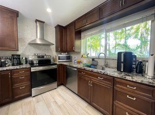 557 W De Leon Dr, Miami, FL 33166