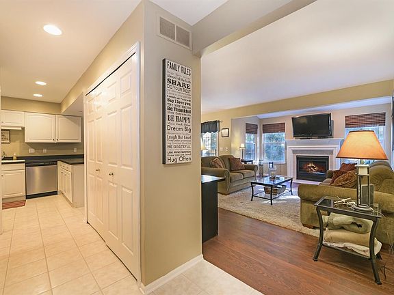 4th image of 102 Village Place Dr