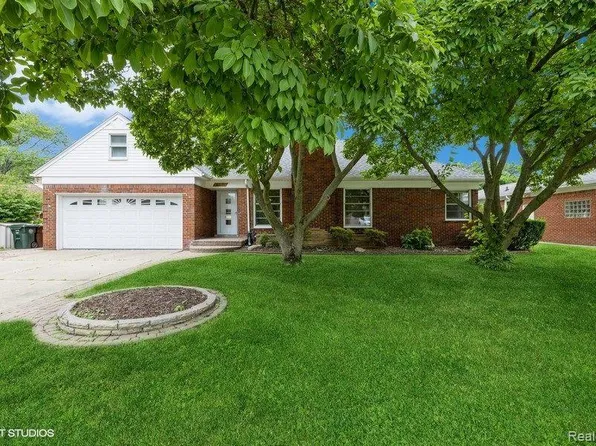 19937 E William Ct, Grosse Pointe Woods, MI 48236