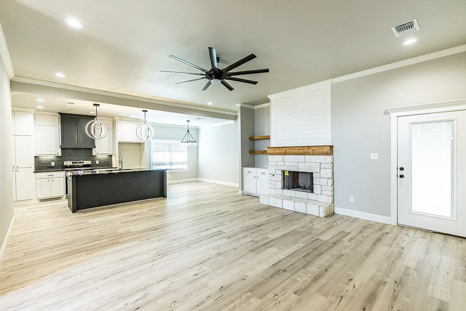 3 bed, 2.0 bath, 1694 sqft, $2,095 — Photo 4