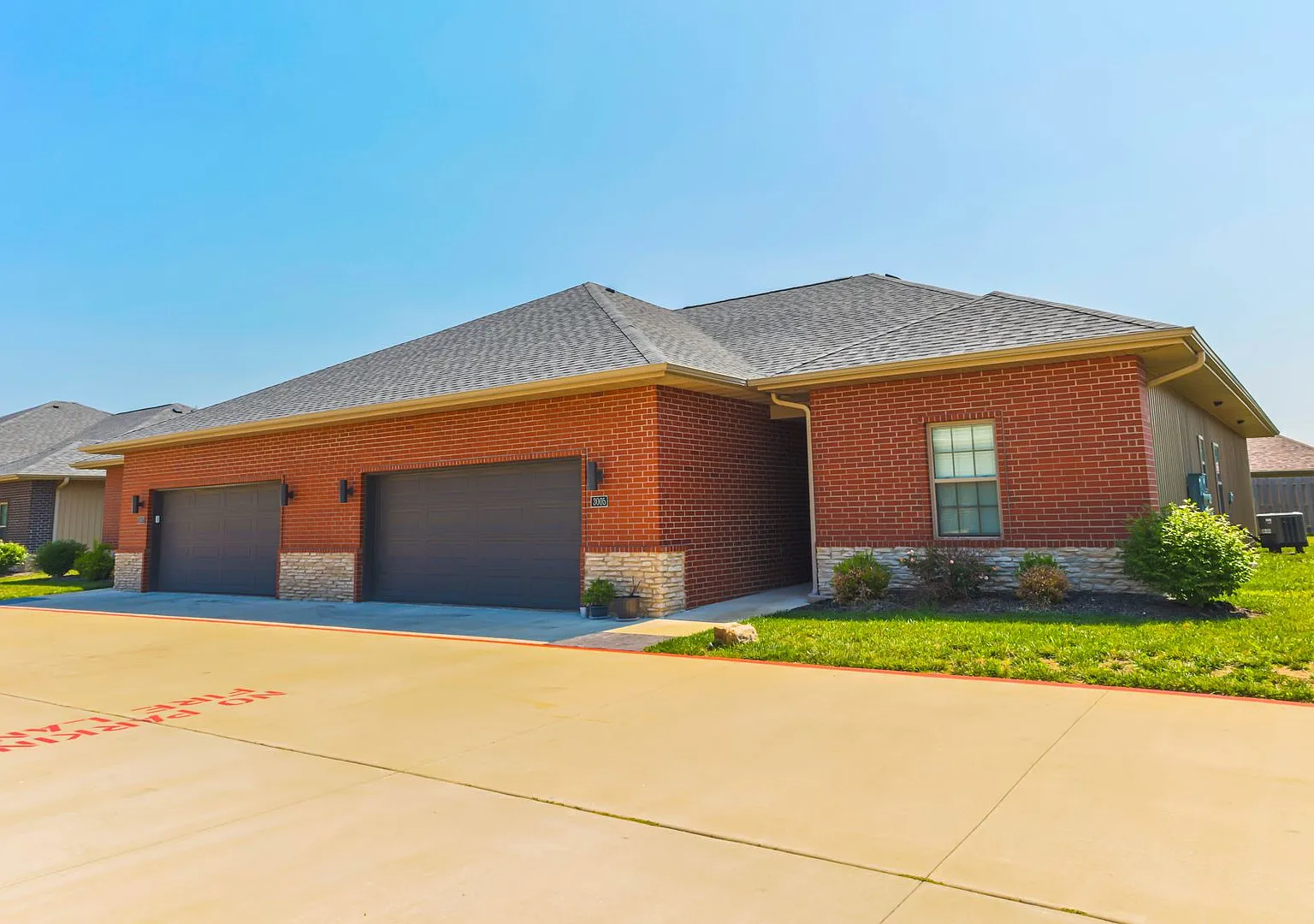 New Luxury 3 Bed 2 Bath 2 Car Garage Duplex — Photo 1