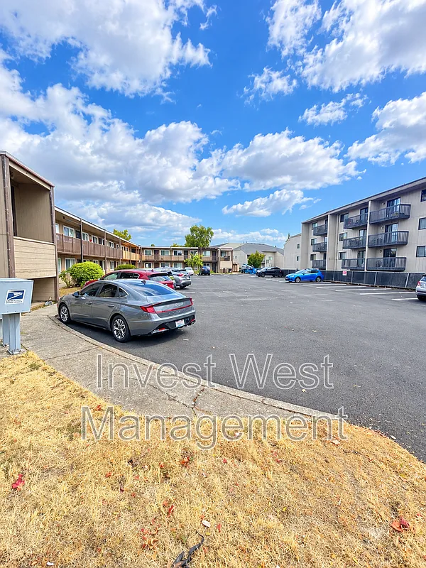 2 bed, 1.0 bath, 720 sqft, $1,295 — Photo 2