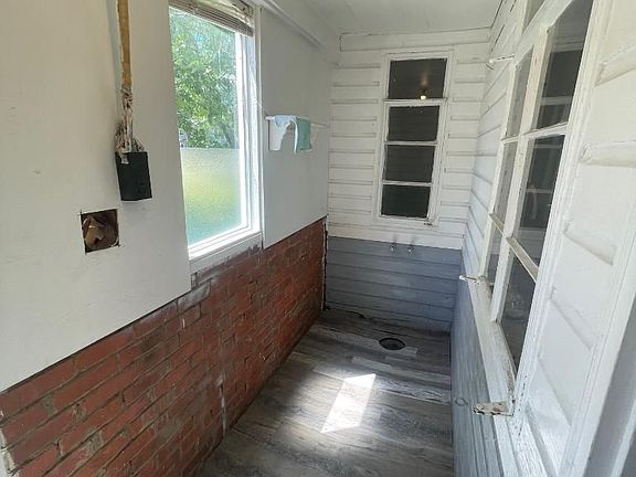 2nd image of 1122 Arkansas St