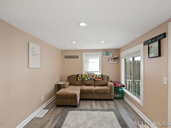 4th image of 3270 Vine St SW