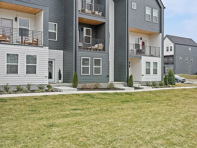 550 Markham St #4 — Photo 2