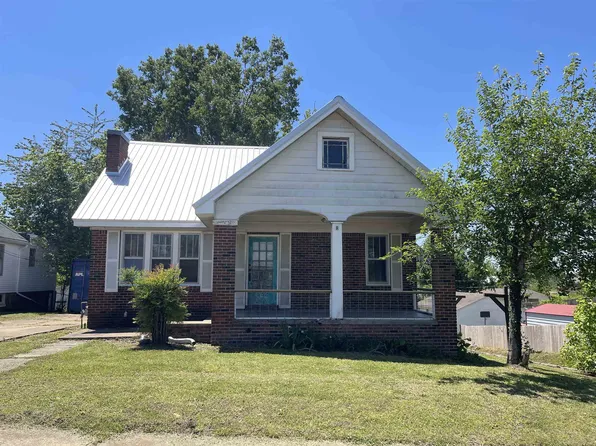 332 Pharr Ave, Selmer, TN 38375