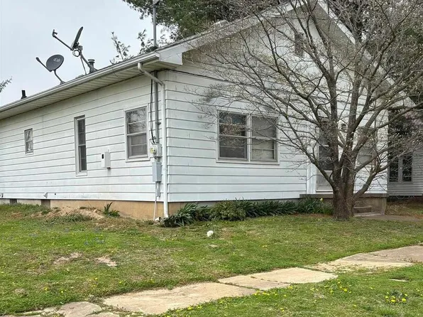 303 S Emma St, Christopher, IL 62822