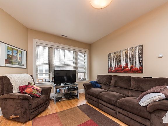 3rd image of 5404 N Kenmore Ave #3B