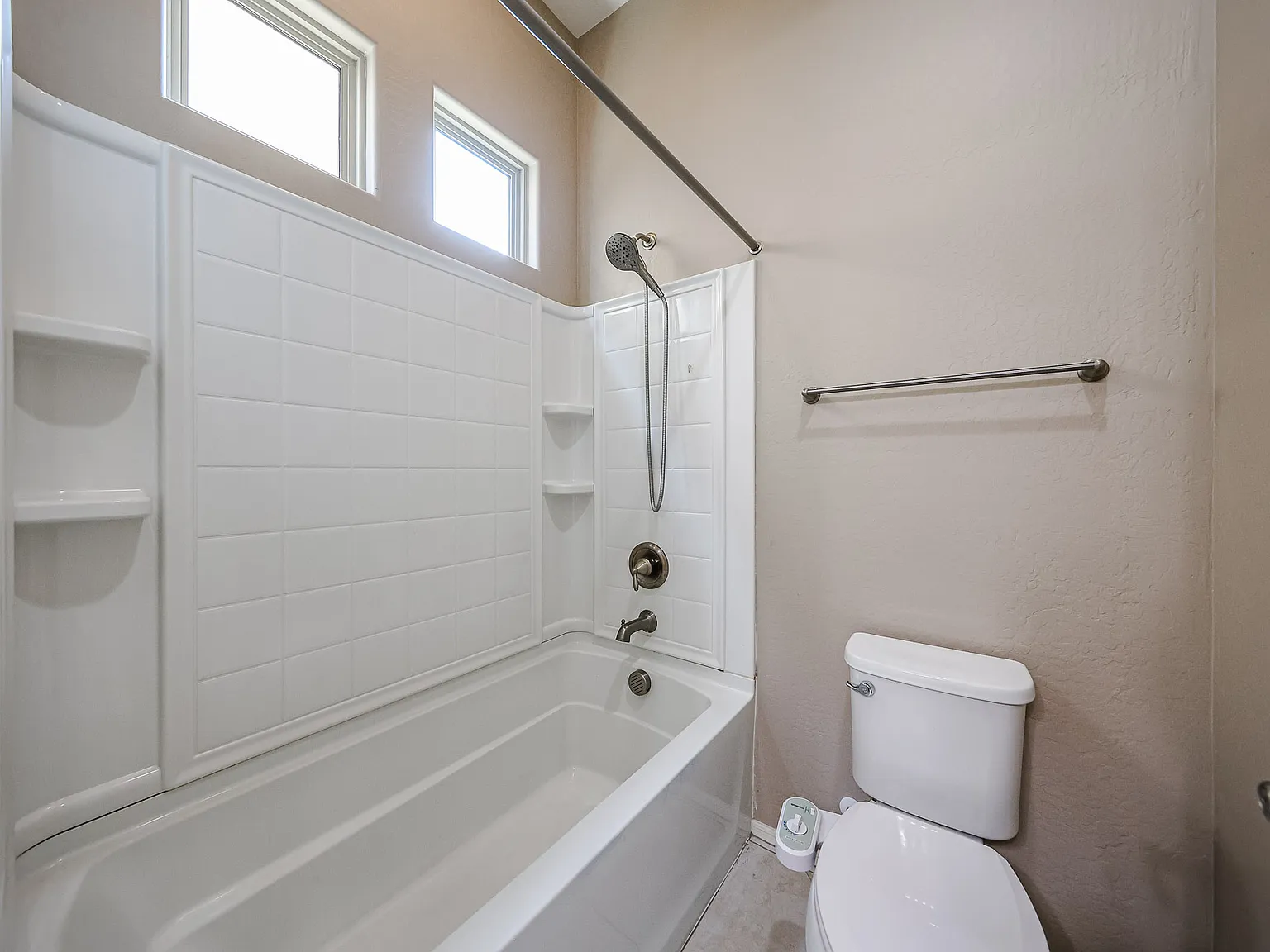 4 bed, 2.5 bath, 2172 sqft, $2,600 — Photo 3