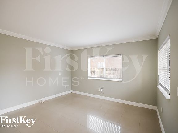 2nd image of 1320 NE 41st Pl