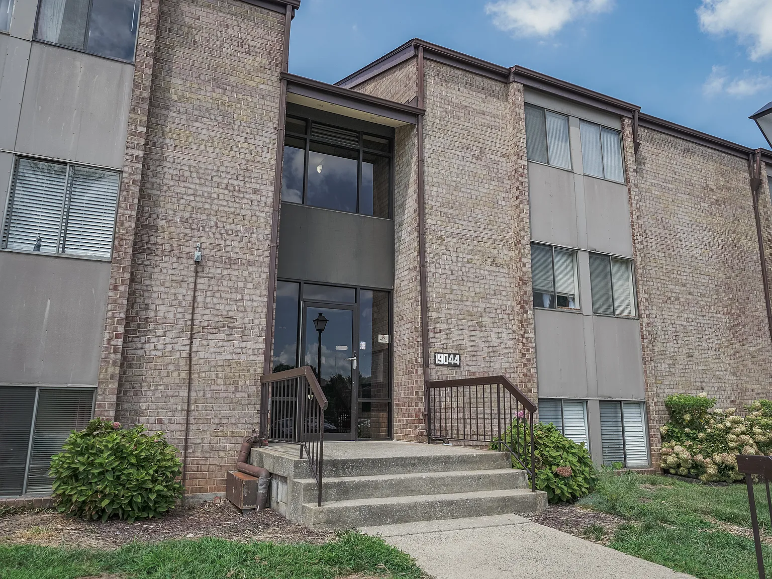 2 bed, 1121 sqft, $2,100 — Photo 3