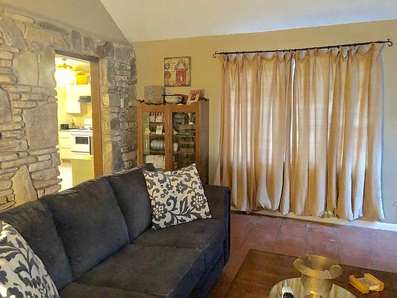4th image of 611 W Live Oak St