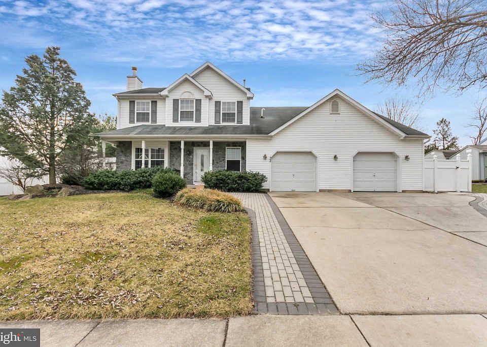 1st image of 32 Greenwood Dr