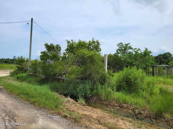 9023 Saint Ann Dr #23, Bay Saint Louis, MS 39520