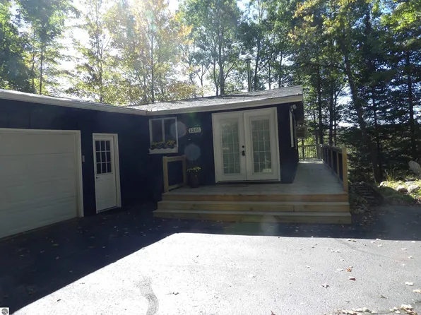 1201 Cedar River Dr, Bellaire, MI 49615