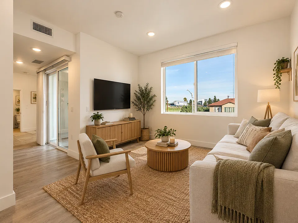 549 N Heliotrope Dr.