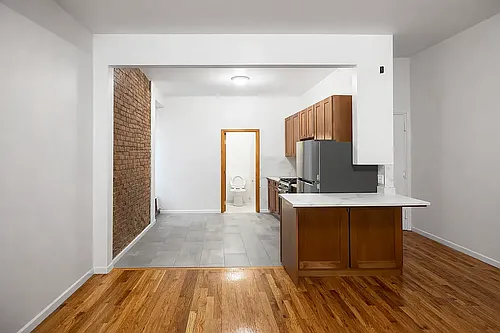 250 E 50th St #4N Photo 1