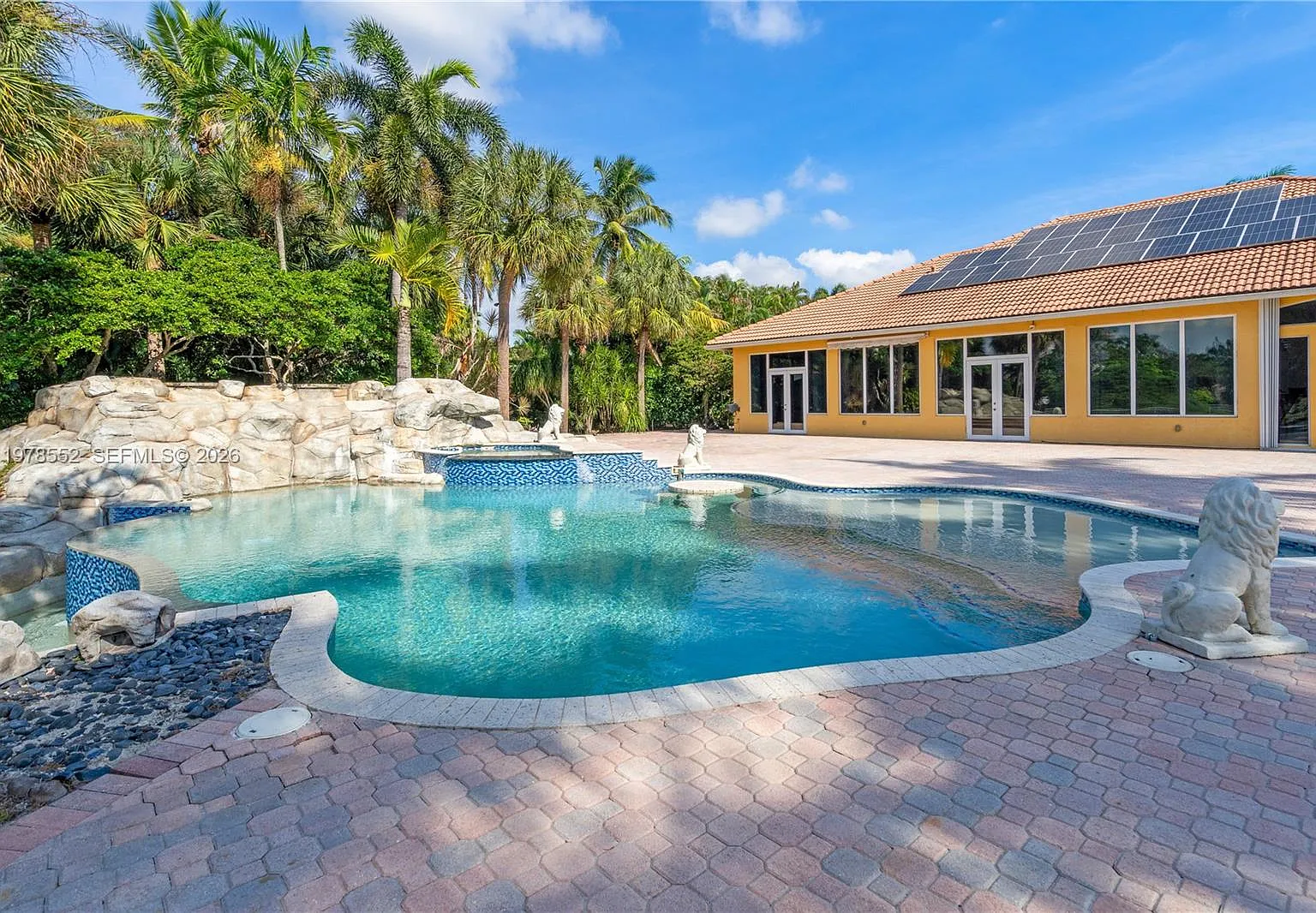 7 bed, 4718 sqft, $13,500 — Photo 1