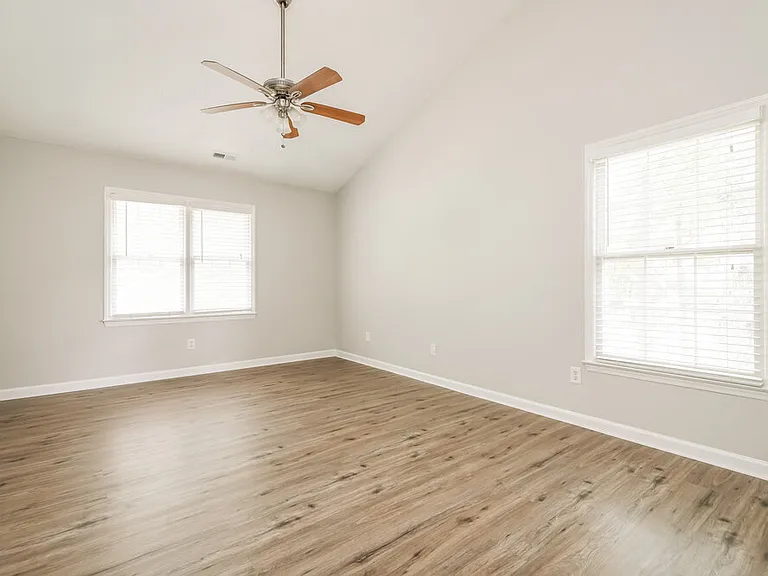 1004 Silverbell Ln — Photo 10