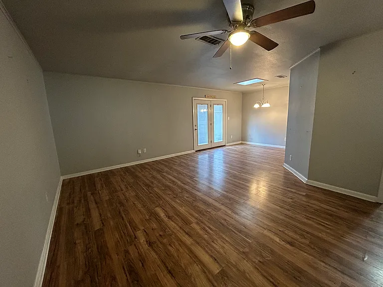 2506 Mecom Dr — Photo 2