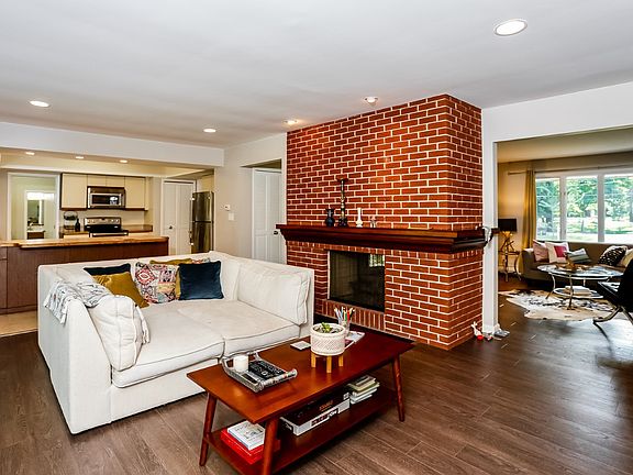 3rd image of 5050 Wallbrook Ct