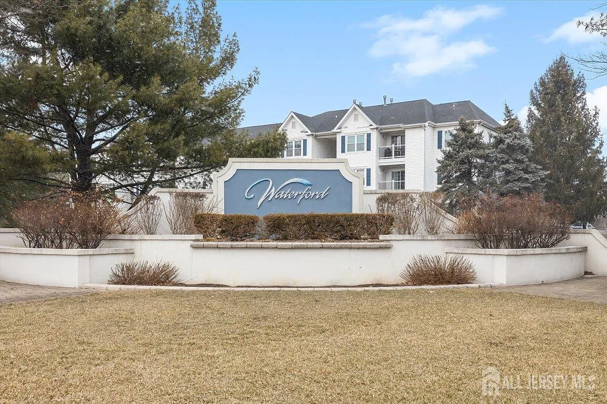 921 Waterford Dr photo 1