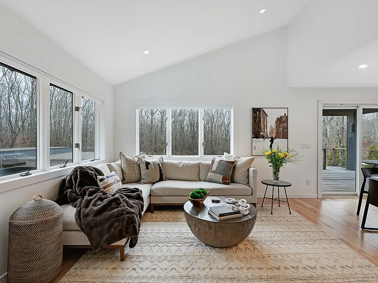 15 Margaret Dr — Photo 8