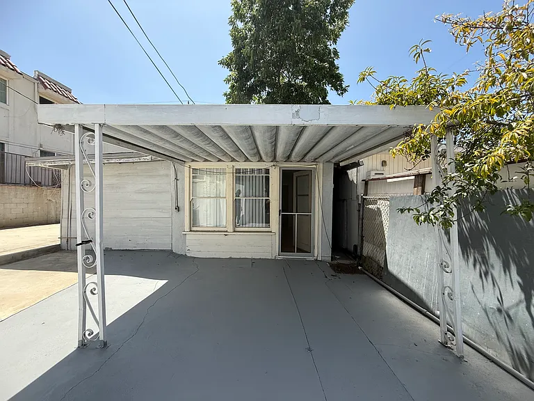1116 Irving Ave — Photo 22