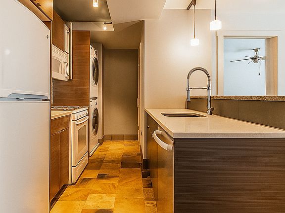 2nd image of 530 E 5th St APT 1R